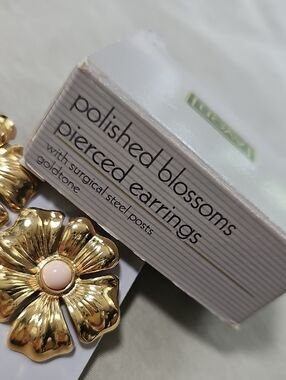 Vintage Avon Gold Flower Clip Earrings with Pink Centers
